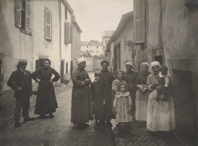 Groep Volwassenen en Kinderen op een Dorpsstraat in de Auvergne, ca. 1910 door Félix Thiollier