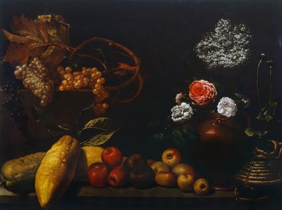 Stilleven met koperen kruik, rozen, druiven, vlierbloemen, citrus en appels door Florentine School
