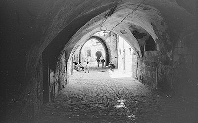 Weg in de souks van de Oude Stad van Jeruzalem door Fosco Maraini