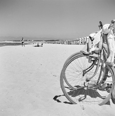 Uitzicht op een strand in Sicilië door Fosco Maraini