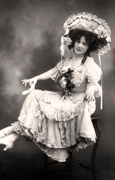 Fanny Dango 1878-1972, zangeres en danseres, begin 20e eeuw door Foulsham and Banfield