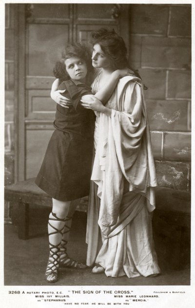 Ivy Millais en Marie Leonhard, actrices, ca. 1900s door Foulsham and Banfield