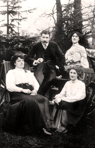 Zena 1887-1975 en Phyllis Dare 1890-1975, Engelse actrices, met hun ouders, 1906 door Foulsham and Banfield
