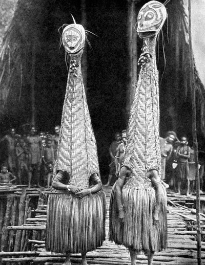 Goblinmaskers en vizieren gedragen als schoonheidsmiddelen, Papoea-Nieuw-Guinea, 1936 door Fox Photos
