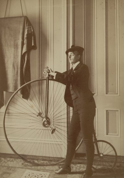 Binnen in het huis met een Penny Farthing-fiets, ca. 1890 (sepia foto) door Frances Benjamin Johnston