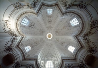 Interieur van de koepel van de kerk van St. Ivo alla Sapienza door Francesco Borromini