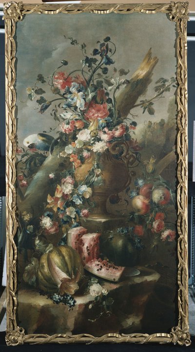 Bloemen in een Gesneden Urn, met Meloenen en Papegaai door Francesco Guardi