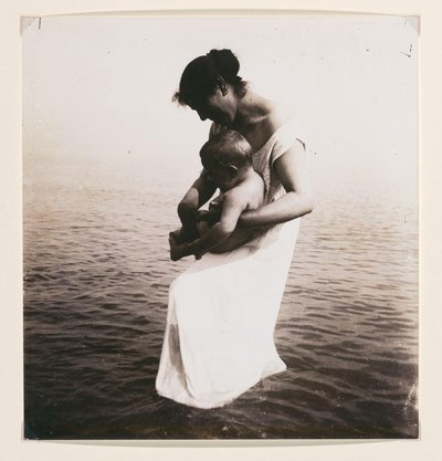 Montage van vrouw met baby en zee op de achtergrond door Francesco Michietti