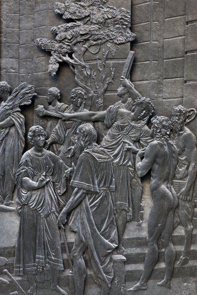 Basis die Alessandro Farnese toont die de ambassadeurs van koningin Elisabeth van Engeland ontvangt (detail) door Francesco Mochi