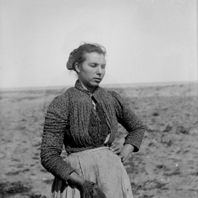 Portret van jonge boer in traditionele kleding, Abruzzo, Italië, ca. 1900 door Francesco Paolo Michetti
