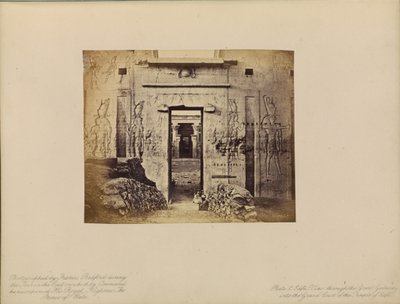 Edfû - Uitzicht door de Grote Poort naar de Grote Hof van de Tempel van Edfû door Francis Bedford