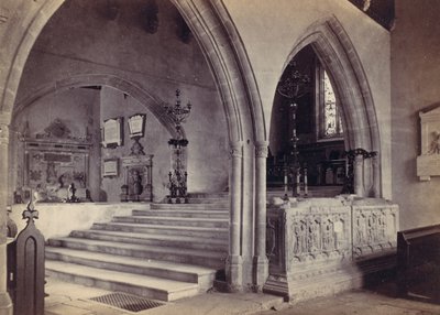 Monumenten en koortrappen, Tenby Church, 1870s door Francis Bedford