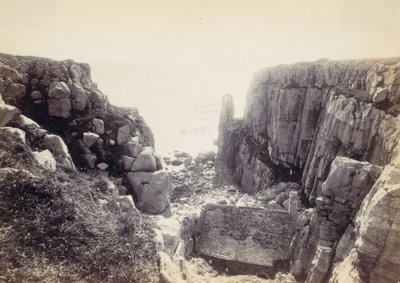[Rotsachtige inham met zeegezicht], 1870s door Francis Bedford