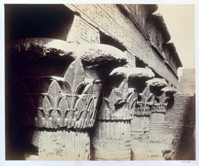 De kapitelen van het portiek, Tempel van Khnum, Esna, Egypte door Francis Bedford