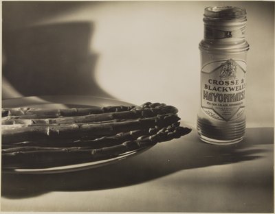 [Stilleven met asperges en potje mayonaise]. door Francis Bruguière
