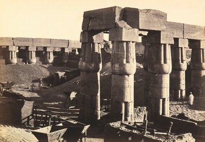 "Egypte en Palestina": zuilengang van de binnenplaats van het festival van Amenhotep III in de tempel van Luxor (El-Uqsor), Egypte door Francis Frith