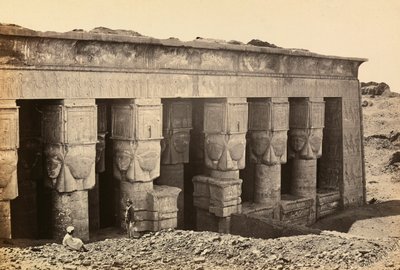"Egypte en Palestina": gevel van de pronaos van de tempel uit de Romeinse tijd gewijd aan de godin Hathor in Dandara, Opper-Egypte door Francis Frith