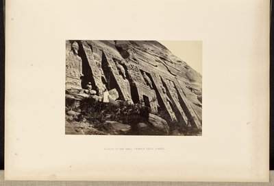 Gevel van de kleine tempel Abou Simbel door Francis Frith