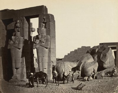 Gevallen standbeeld bij het Ramesseum, Thebe door Francis Frith