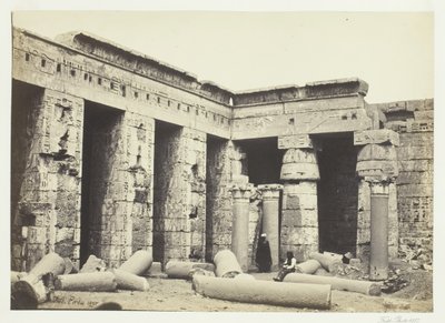 Binnenplaats van Medinet Habbo, Thebe, 1857 door Francis Frith