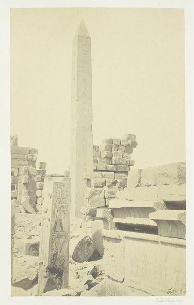 Obelisk en granieten lotuskolom, Karnak, 1857 door Francis Frith