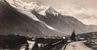 Panoramisch uitzicht op Chamonix-Mont Blanc, in Frankrijk door Francis Frith