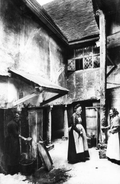 De Binnenplaats van The Biggin, Hitchen, 1903 door Francis Frith