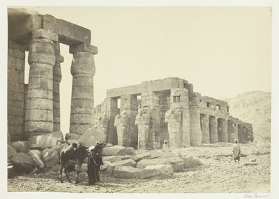 Het Memnonium, Thebe, vanaf de Vlakte door Francis Frith