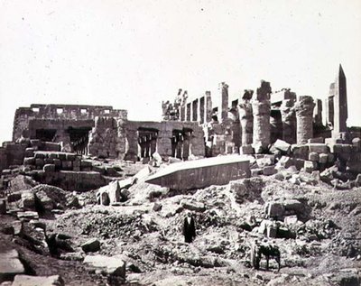 De Tempel van El-Karnak vanuit het Zuidoosten door Francis Frith