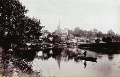 De stad Ross-On-Wye, gezien vanaf een oever van de rivier. Op de voorgrond een man staand op een roeiboot door Francis Frith