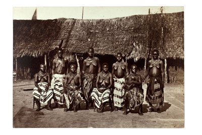De Vrouwen van Koning George, Opobo, nabij Calabar, Nigeria, c.1870 door Francis W. Joaque