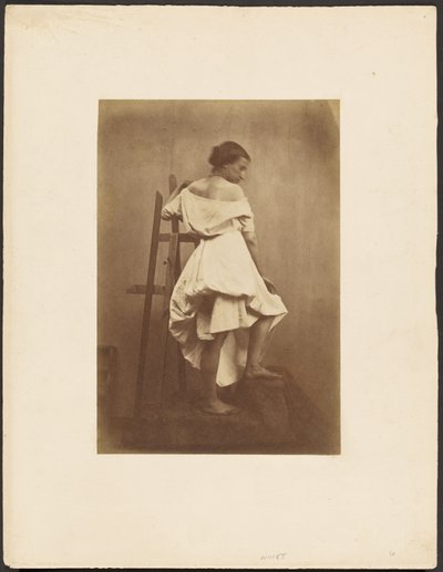 Model in witte jurk met schildersezel door Franck Chavassaigne