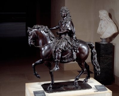 Ruiterstandbeeld van koning Lodewijk XIV (1638-1715) in brons gegoten met verloren was. Beeldhouwwerk door Francois Girardon (1628-1715). 17e eeuw. Zon 1,02x0,98x0,5 m Parijs, Louvre museum door Francois Girardon