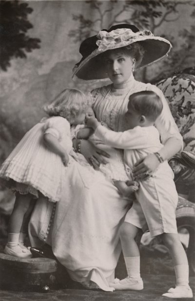 Koningin Victoria van Spanje met Prins Alfonso, Prinses Maria Christina en Prinses Beatrice, 1911 door Frank Arthur Swaine