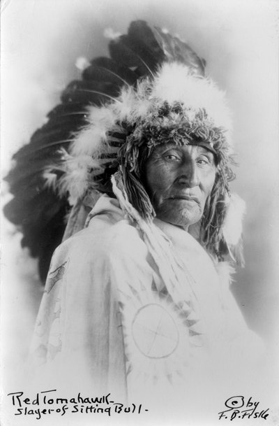 Red Tomahawk, moordenaar van Sitting Bull, ca. 1890-1910 (zw/w foto) door Frank Bennett Fiske