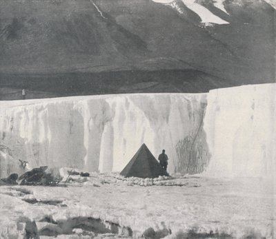 Alcove kamp in een oppervlakte geul van de Taylor gletsjer, ca. 1911 door Frank Debenham