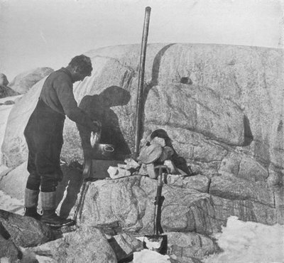 Forde kookt zeehonden op het vetfornuis bij Cape Roberts, ca. 1911, 1913 door Frank Debenham