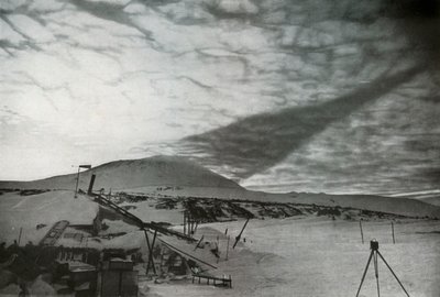 De Schaduw van de Mount Erebus op de Wolken, september 1911 door Frank Debenham