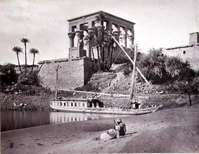 De Tempel van Trajanus, kijkend naar het zuidwesten, Philae (zwart-wit foto) door Frank Mason Good