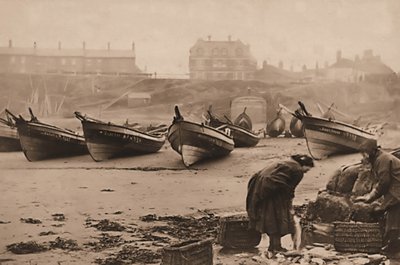 Vrouwen laden vis in manden van de vissersboten, Whitby Haven door Frank Meadow Sutcliffe