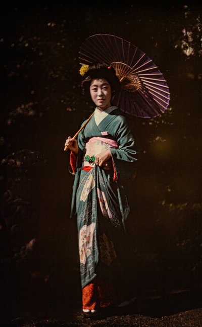 Japanse vrouw met parasol en kimono, vroege kleurenautochrome, circa 1916 door Franklin Price Knott