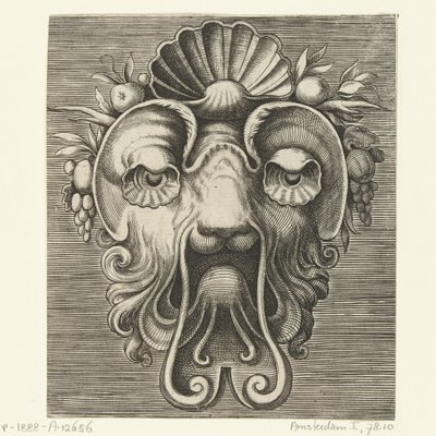 Masker met schelpvormige ogen en een schelp tussen vruchtentrossen op het voorhoofd door Frans Huys