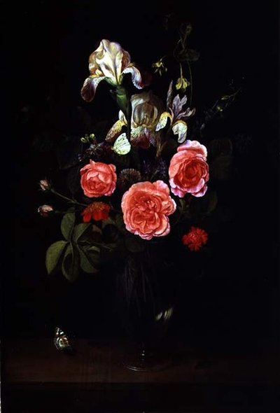 Bloemen in een glazen vaas met een vlinder op een richel door Frans Ykens