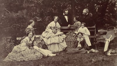 Groepsportret van vier vrouwen, twee mannen en drie kinderen in een tuin door Franz Antoine