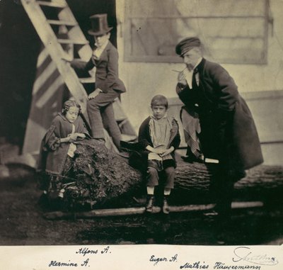Hermine, Alfons en Eugen Antoine en Mathias Höusermann op een gevallen boom door Franz Antoine
