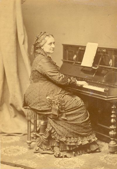 Portret van Clara Wieck-Schumann 1819-1896 aan de piano, ca. 1878 door Franz Hanfstaengl