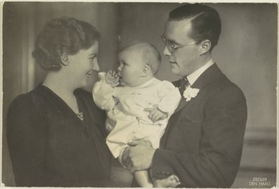 Portret van Juliana, Bernhard van Lippe-Biesterfeld en Beatrix door Franz Ziegler
