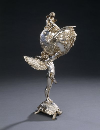 Een W.M.F. elektroplate bronzen sculpturale bloemenhouder, ontworpen door Franz von Stuck, gemodelleerd als een gevleugelde jongeling staand op een schildpad, een nautilusschelp omhoog houdend, ca. 1906 door Franz von Stuck