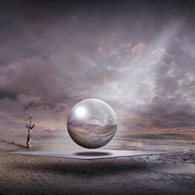 Surrealistische woestijnbol door Franziskus Pfleghart