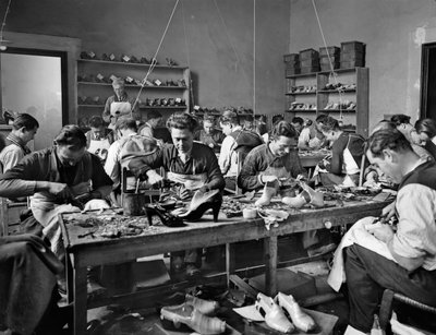 Ambachtslieden aan het werk in de studio van schoenontwerper en fabrikant Ferragamo in Palazzo Feroni, Florence, 1937 door Fratelli Alinari Fratelli Alinari